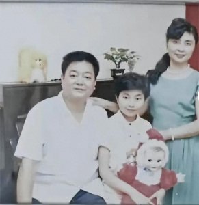 ​倔强的“代价”：盛海琳60岁生女72岁守寡，双胞胎女儿偷哭