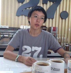 ​窦靖童下巴“死亡纹身”，各路爆料是为妹妹李嫣兔唇纹的？