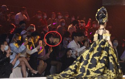 ​9岁甜馨五官长开后像贾乃亮，走T台被侃像正步，刺绣复古裙贵气足