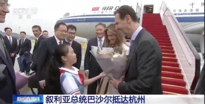​巴沙尔阿萨德总统夫妇今天上午在雨中游览了中国著名的灵隐寺。