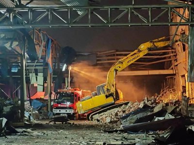 ​江苏海安爆炸工厂核心区：厂房顶棚坍塌近半，另有车间设备仍运转