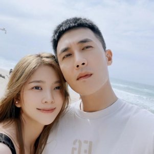 ​杜淳妻子晒美照，母女穿亲子装打广告，女儿袜子偏小仍在穿好节俭