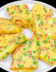 ​超简单葱花火腿鸡蛋软饼：十分钟搞定的快手早餐