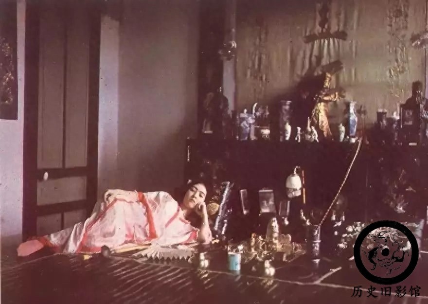 直击清朝吸食鸦片的烟鬼：典妻卖女，瘦得皮包骨，图八图九是夫妻