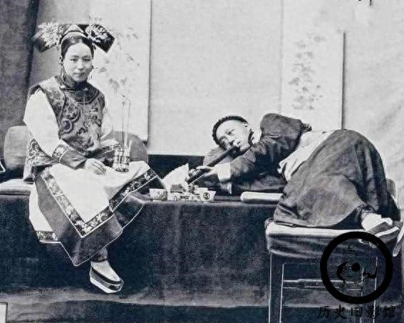 直击清朝吸食鸦片的烟鬼：典妻卖女，瘦得皮包骨，图八图九是夫妻