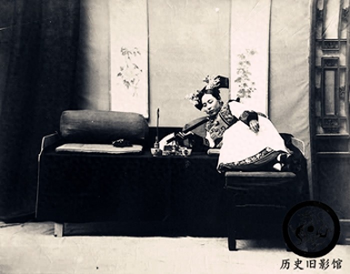 直击清朝吸食鸦片的烟鬼：典妻卖女，瘦得皮包骨，图八图九是夫妻