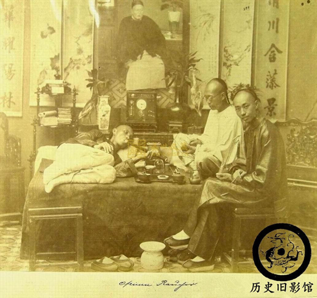 直击清朝吸食鸦片的烟鬼：典妻卖女，瘦得皮包骨，图八图九是夫妻