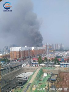 ​中原百姓广场浓烟滚滚 周边道路通行受阻