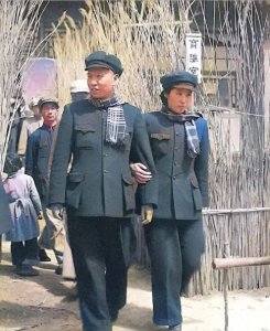 ​1948年8月，新婚不久的王光美挽着少奇，脸上洋溢着幸福的笑容