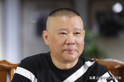 ​敢在郭德纲面前玩手机，地位比于谦还高，德云社侯震为啥这么牛？