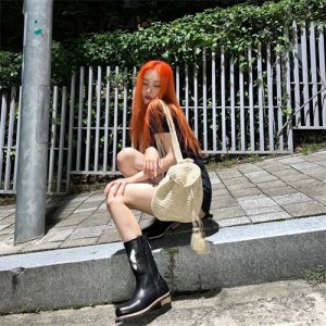 ​身高167体重45kg，宣美晒深夜街头美照，秀出纤细美腿