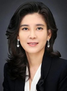 ​韩国女首富李富真：25岁执意嫁给保镖，却换来丈夫出轨和家暴