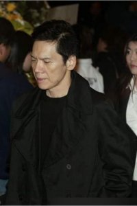 ​遭炸弹威胁，被崩牙驹围攻暴打，向华强为何忍气吞声退回香港