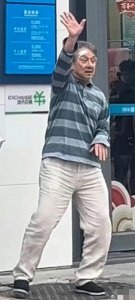 ​年近七十岁成龙头发白了还在拍戏靠自己打拼出来的敬业刻在骨子里