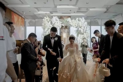 ​广东队老板娘吴迪身家40亿，现身王薪凯婚礼，40岁肤白貌美