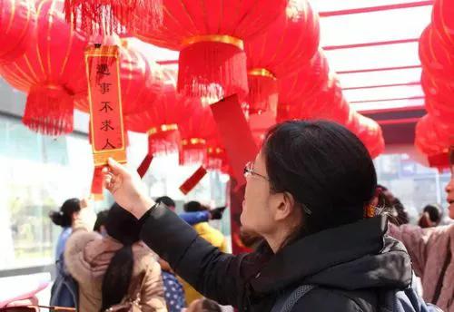 见人就笑打一字_制谜时怎么制各种格
