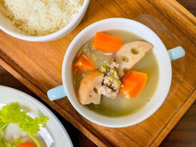 ​三分钟做好绿豆莲藕猪骨汤，做饭太简单