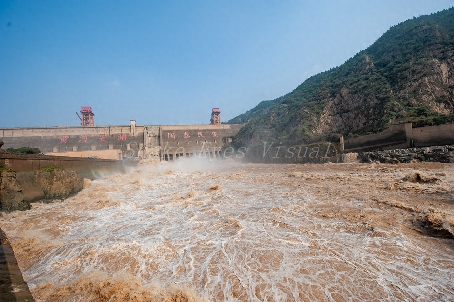 三门峡大坝，我国在黄河上兴建的第一座大型水利枢纽工程