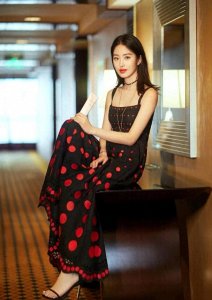 ​杨采钰：性感与才华并存的女星
