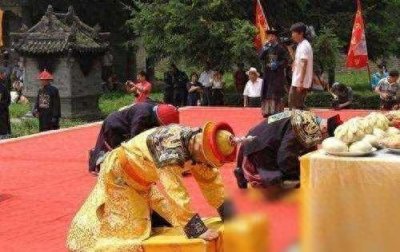 ​爱新觉罗的后人，如今在北京蹬了38年三轮车，自称王爷