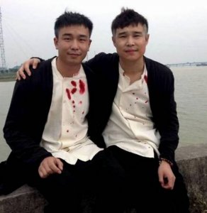​明星和替身的合照，以为陈小春已经够像了