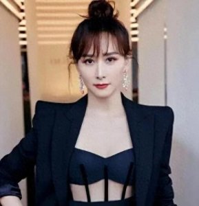 ​胡静写真惊艳全网：灵动身姿彰显女神风范，完美曲线令人赞叹