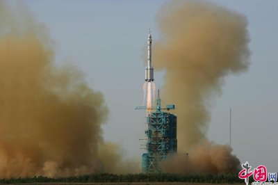 ​中国载人航天史回顾｜神舟九号：实施首次载人空间交会对接 中国首位女航天员飞