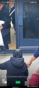 ​信奉基督教的大妈为何跪在大衣哥朱之文家门口？