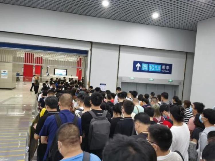 为什么北京地铁换乘这么远「十分钟到站4000多人北京这里换乘地铁为何排队这么久」