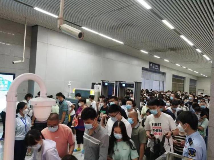 为什么北京地铁换乘这么远「十分钟到站4000多人北京这里换乘地铁为何排队这么久」