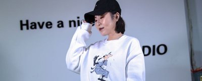 ​白色卫衣搭配什么下装