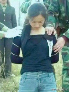 ​珍贵照片，枪毙前被吓尿的美女，严打期间犯流氓罪被枪毙的犯人。