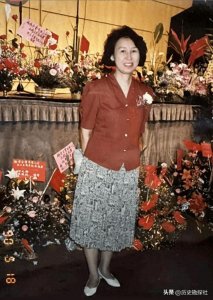 梁兴初女儿梁立的罕见留影,笑容满面尽显柔情,幼年丧母英年早逝