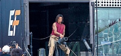 ​谢霆锋突袭香港！纹身悍匪造型惊艳亮相拍摄现场，酷帅程度破表！