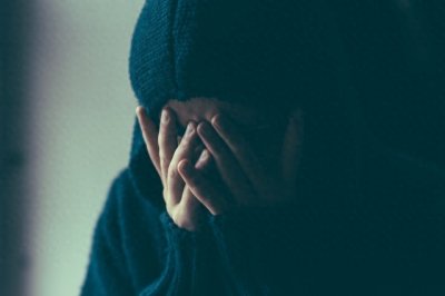 ​人为什么在梦中梦见自己坠落进而惊醒？解密梦中的坠落感