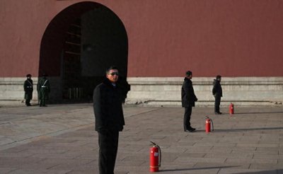 ​黑衣人之谜：天安门广场的神秘背包藏着何秘密？