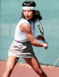 ​网球名将胡娜：赛前叛逃美国坑惨队友，出走23年后回国办画展