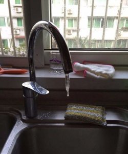 ​冬天厨房水管冻了怎么办，厨房外扩自来水管冻了怎么办？