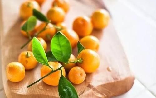 吃金桔能喝牛奶吗