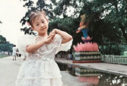 从小美到大的女明星，欧阳娜娜童年照太可爱了吧