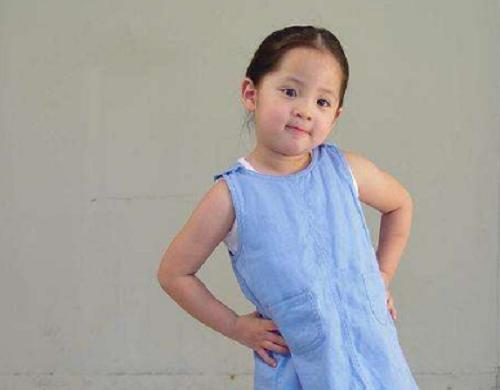 从小美到大的女明星，欧阳娜娜童年照太可爱了吧