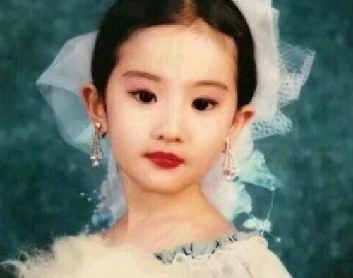 从小美到大的女明星，欧阳娜娜童年照太可爱了吧