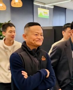​阿里巴巴创始人马云现身阿里杭州总部，闪现“阿里四小龙”中闲鱼、夸克两大业