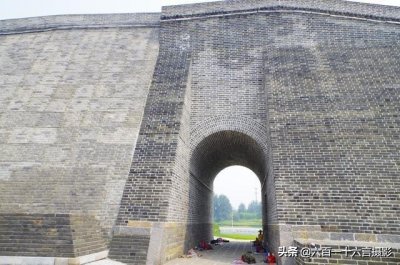 ​正定古城：新修城墙和残存旧城墙对比图