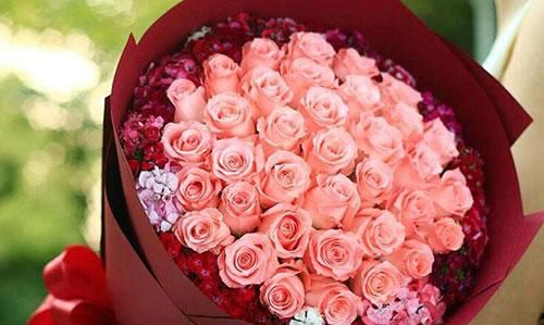 女朋友过生日，应该送多少玫瑰跟百合搭配最合适，有什么寓意