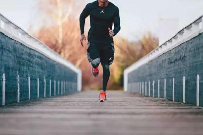 ​正确跑步姿势和标准跑姿（跑步姿势越完美）