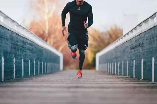 正确跑步姿势和标准跑姿（跑步姿势越完美）(1)