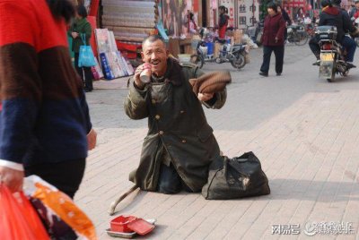 ​教授施舍乞丐反被杀（杭州一独居教授倒在家中）