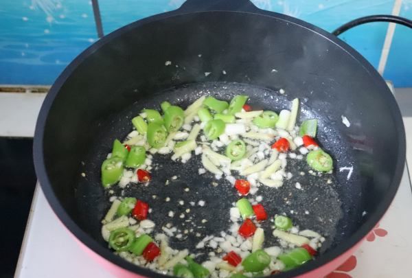 虾怎么炒才好吃,怎样炒大虾好吃又简单视频图5