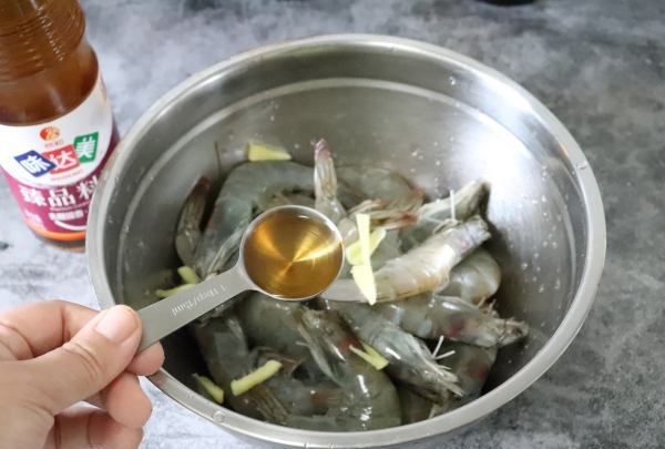 虾怎么炒才好吃,怎样炒大虾好吃又简单视频图3